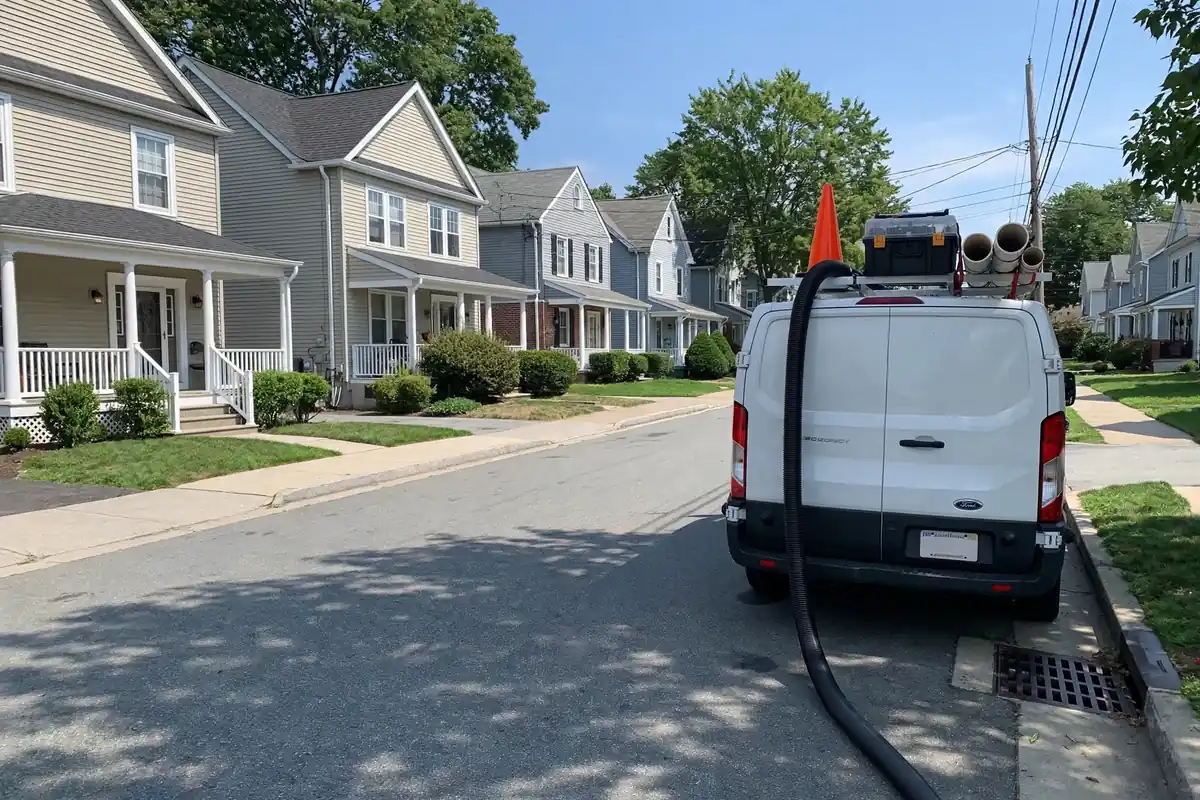 Trabajo de reparación de líneas de alcantarillado en Woodbridge, Nueva Jersey
